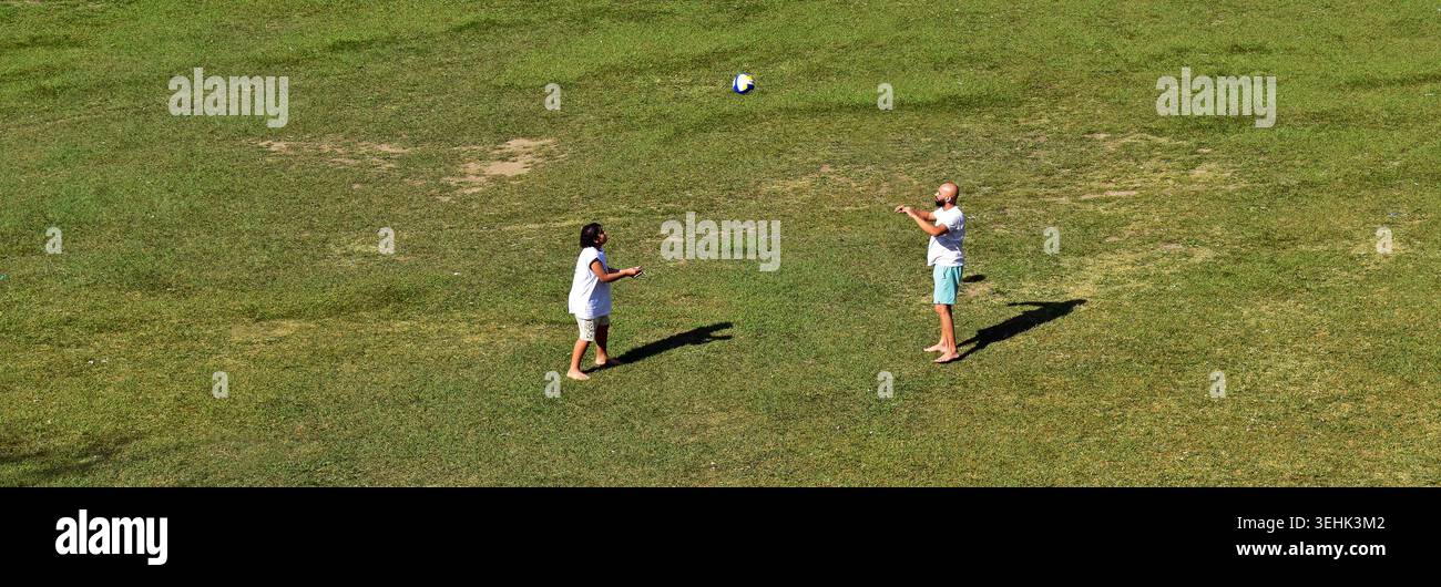 RIO DE JANEIRO, BRÉSIL - 19 juin 2025 : père et fils jouant au ballon dans un parc public (Quinta da Boa Vista) Banque D'Images