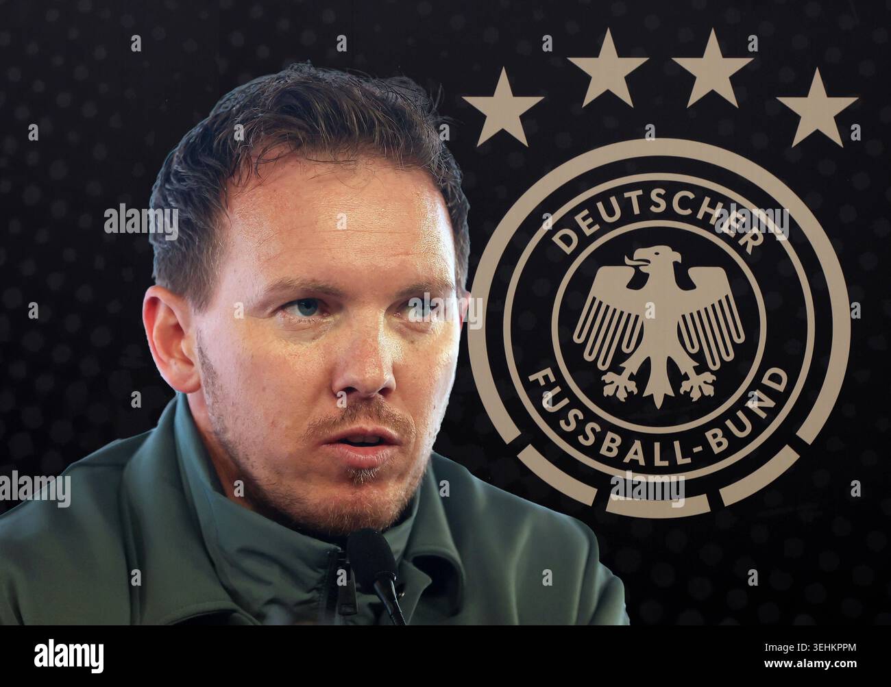 Deutschland. 25 mai 2026. ! ACHTUNG FOTOMONTAGE ! Hier im Bild Julian Nagelsmann, Bundestrainer, Deutschland, Fussball, Kopf, portrait, im Hintergrund ein Foto vom logo des DFB, Deutscher Fussball Bund crédit : dpa/Alamy Live News Banque D'Images
