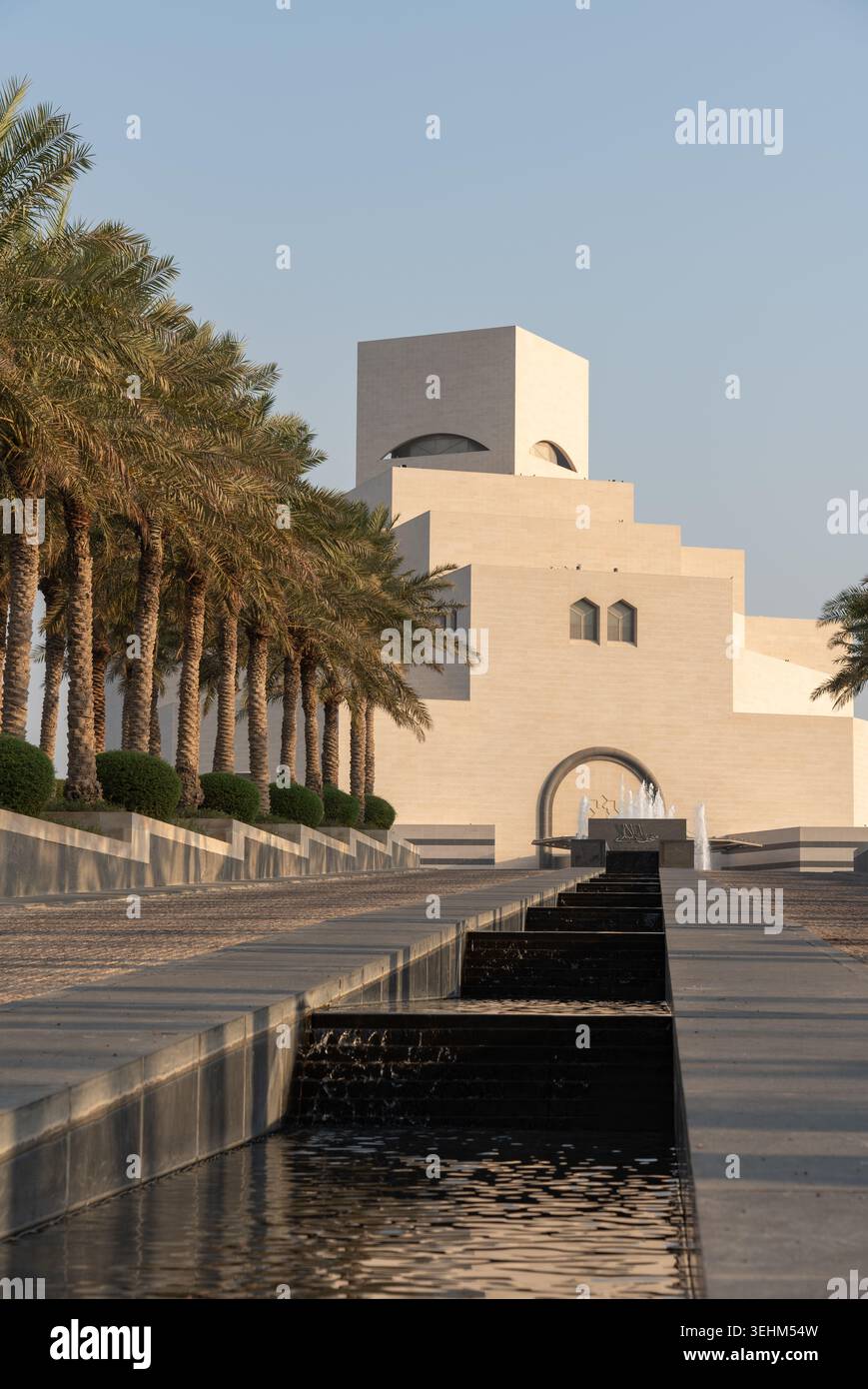 Musée d'art islamique, Doha, Qatar - 27 septembre 2025 : une composition verticale du Musée d'art islamique de Doha, Qatar. Banque D'Images