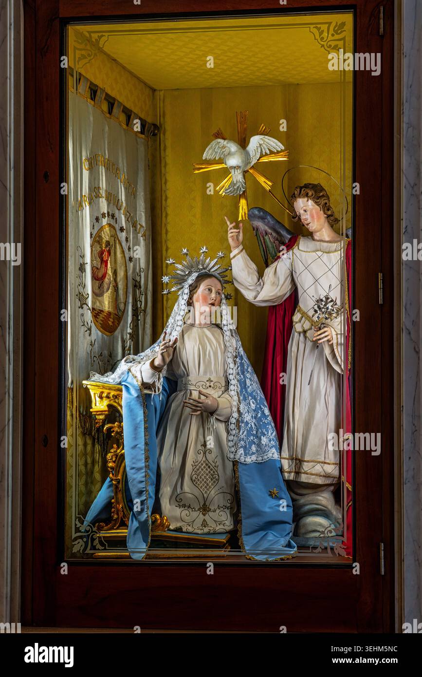 Intérieur de l'église de Maria SS. Annunziata à Locorotondo. Annonciation avec Gabriel apportant la nouvelle à Marie et au Saint-esprit ci-dessus. Pouilles Banque D'Images