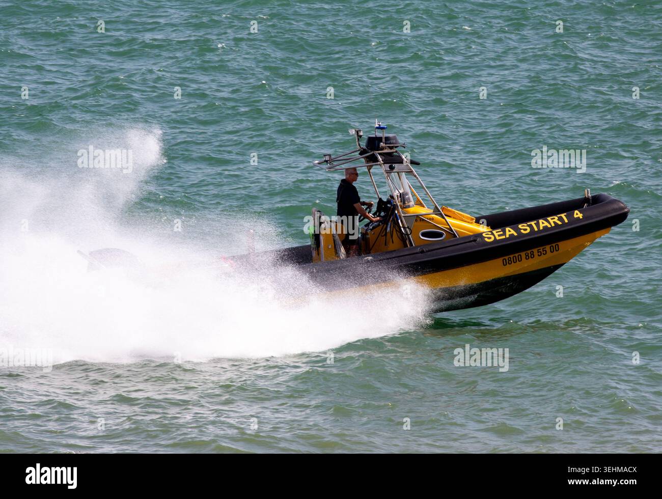 Bateau pneumatique Sea Start sur le Solent répondant à un yacht en panne. Service de remorquage et de sauvetage sur l'eau Banque D'Images