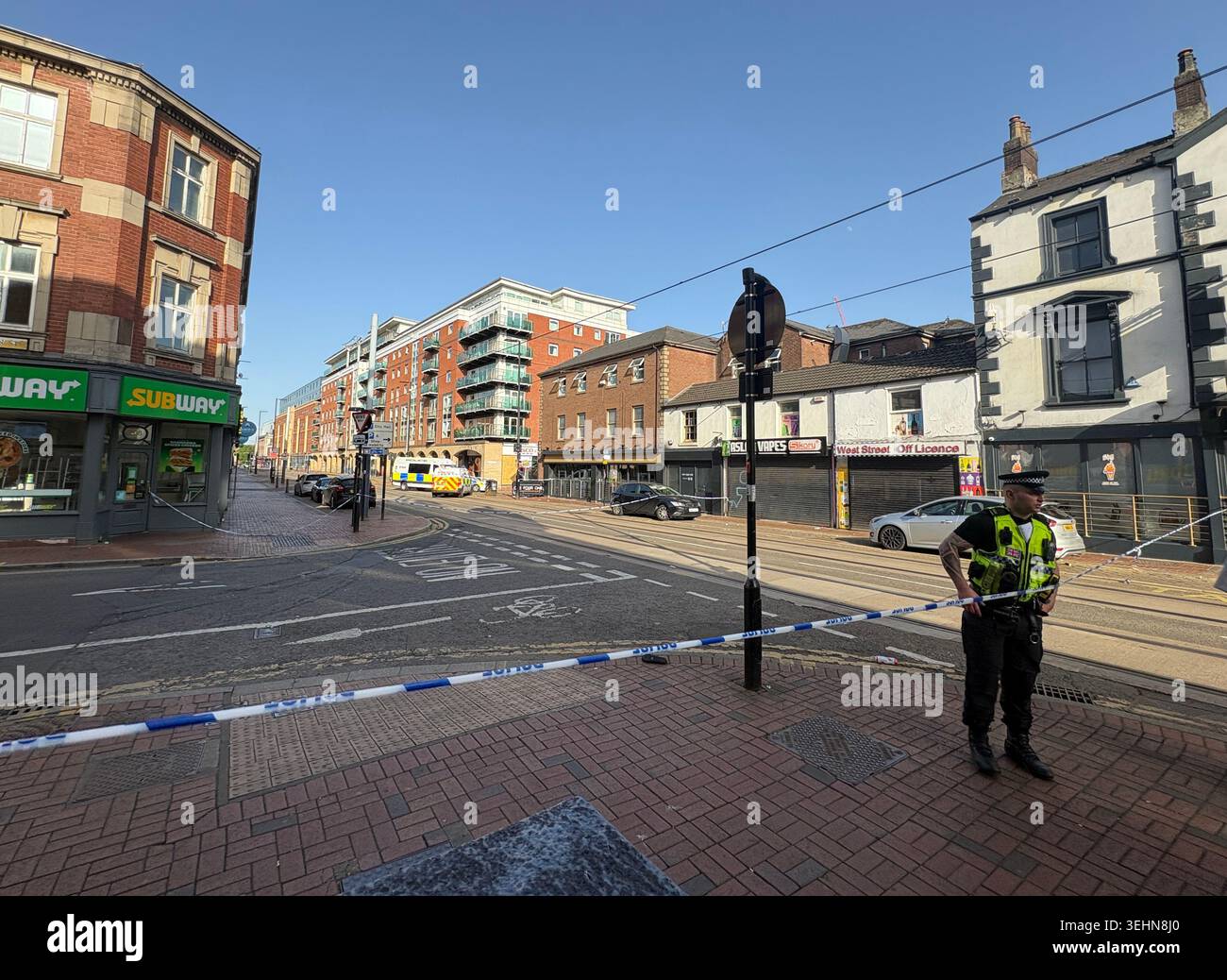 Un cordon policier sur les lieux près du bar One four One sur West Street, Sheffield, où une femme de 30 ans est décédée suite à une fusillade. Trois personnes ont été arrêtées sur la base de soupçons de meurtre après que des policiers ont été appelés sur les lieux à 2h45 lundi matin. Date de la photo : lundi 25 mai 2026. Banque D'Images