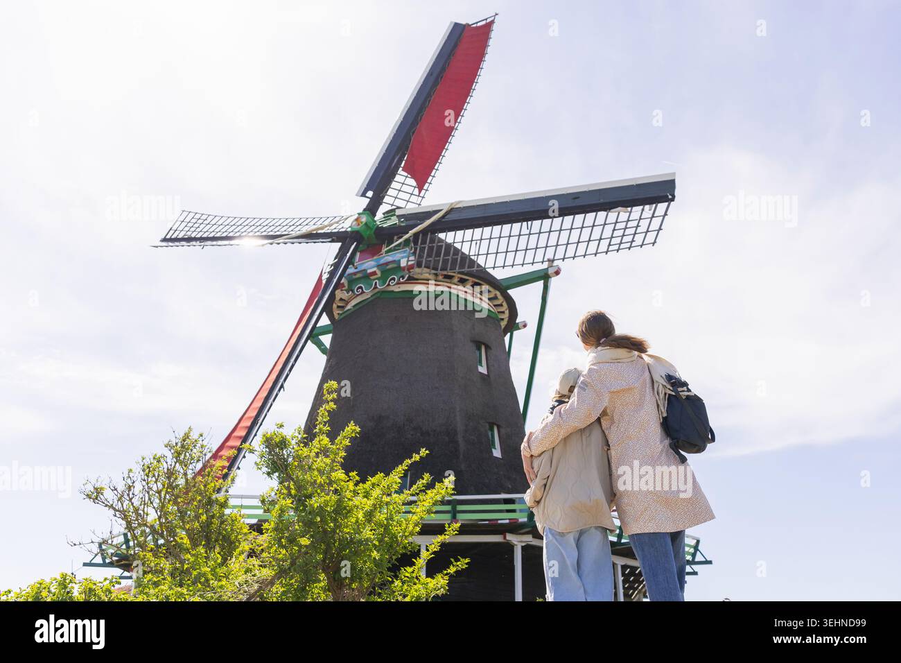 Une mère et sa fille visitent les moulins à vent traditionnels de Zaanse Schans, profitant de la culture néerlandaise et du temps passé en famille près d'Amsterdam. Banque D'Images