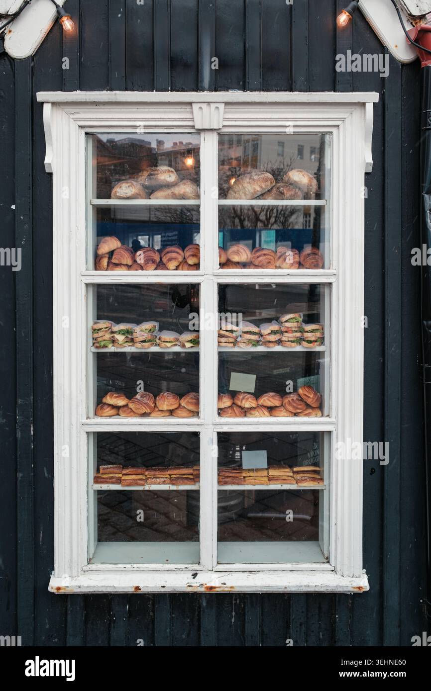 Vitrine rustique de boulangerie avec étagères pleines de pain artisanal cuit au four, croissants, sandwichs et baguette dans une boutique confortable à Scandinavia Banque D'Images