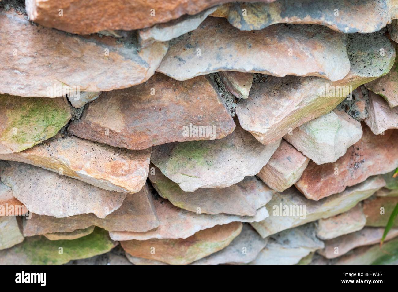 Texture en gros plan d'un mur de pierre empilé ou d'un mur de soutènement Banque D'Images
