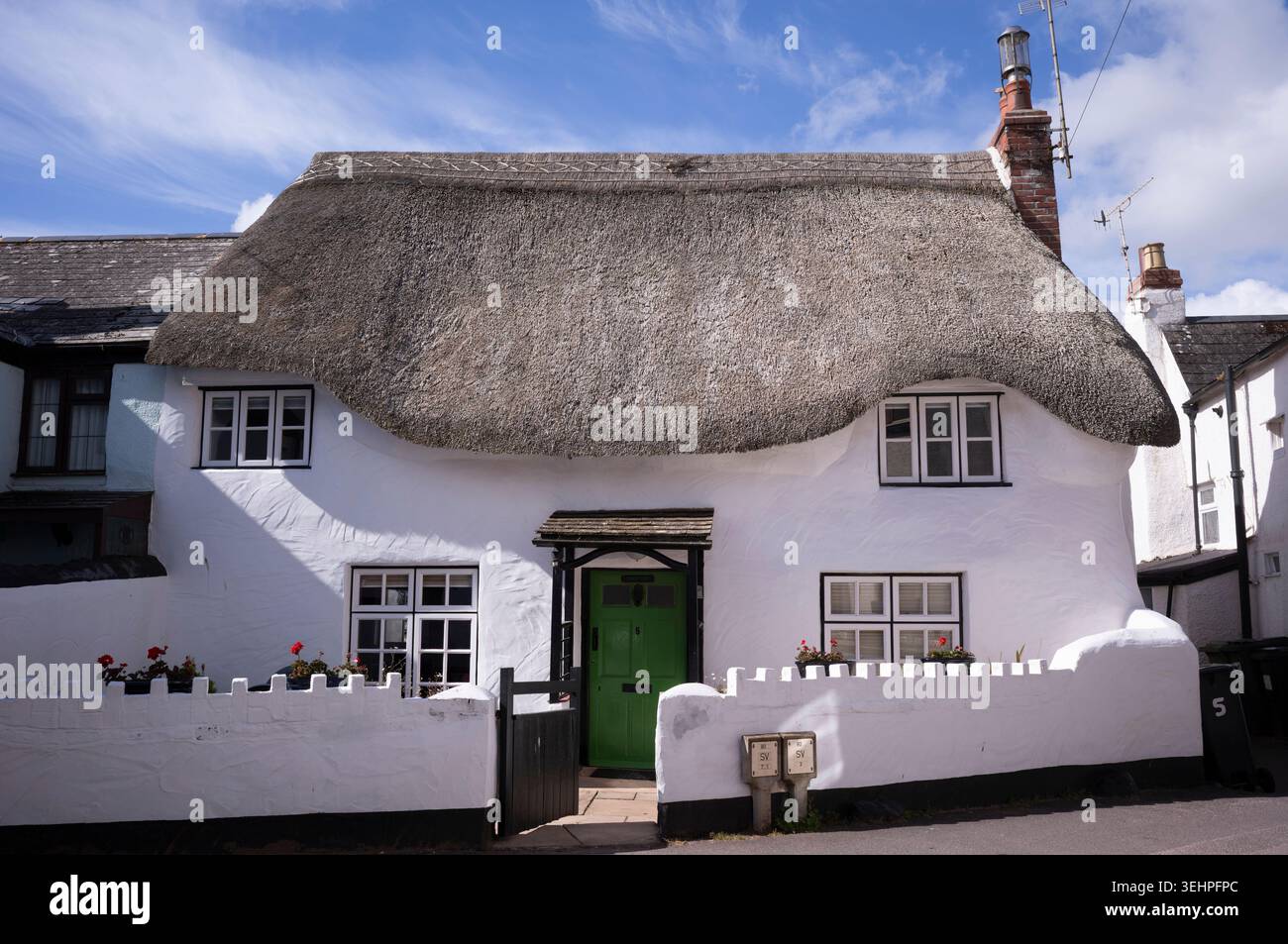 Pittoresque cottage au toit de chaume dans la ville balnéaire de Shaldon dans le sud du Devon, Royaume-Uni Banque D'Images