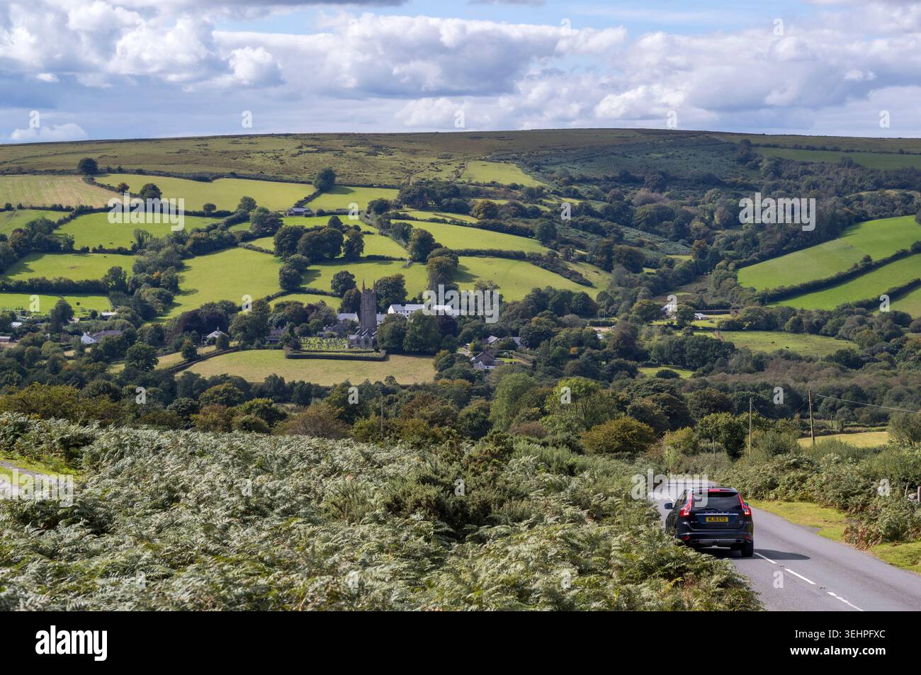 Volvo SUV conduit vers le village pittoresque de Widecombe-in-the-Moor dans le parc national de Dartmoor, Devon, Royaume-Uni Banque D'Images