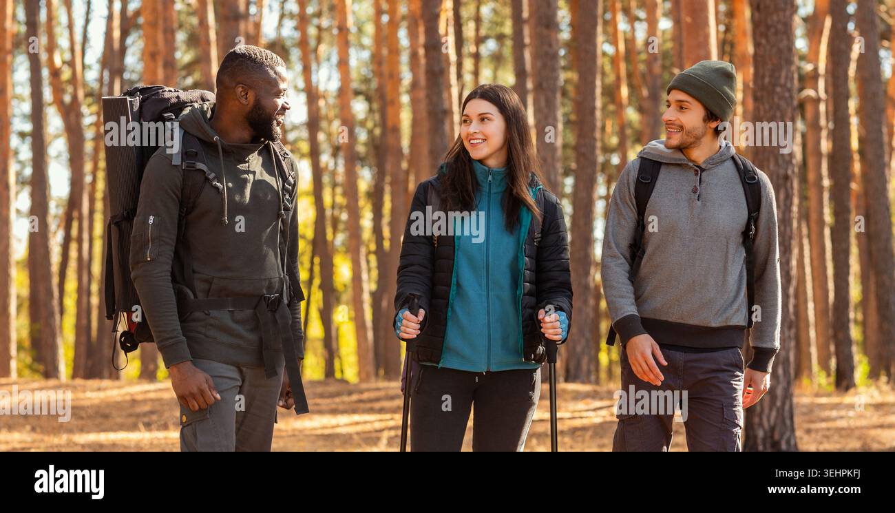 Groupe multiracial de randonneurs sur fond de forêt Banque D'Images