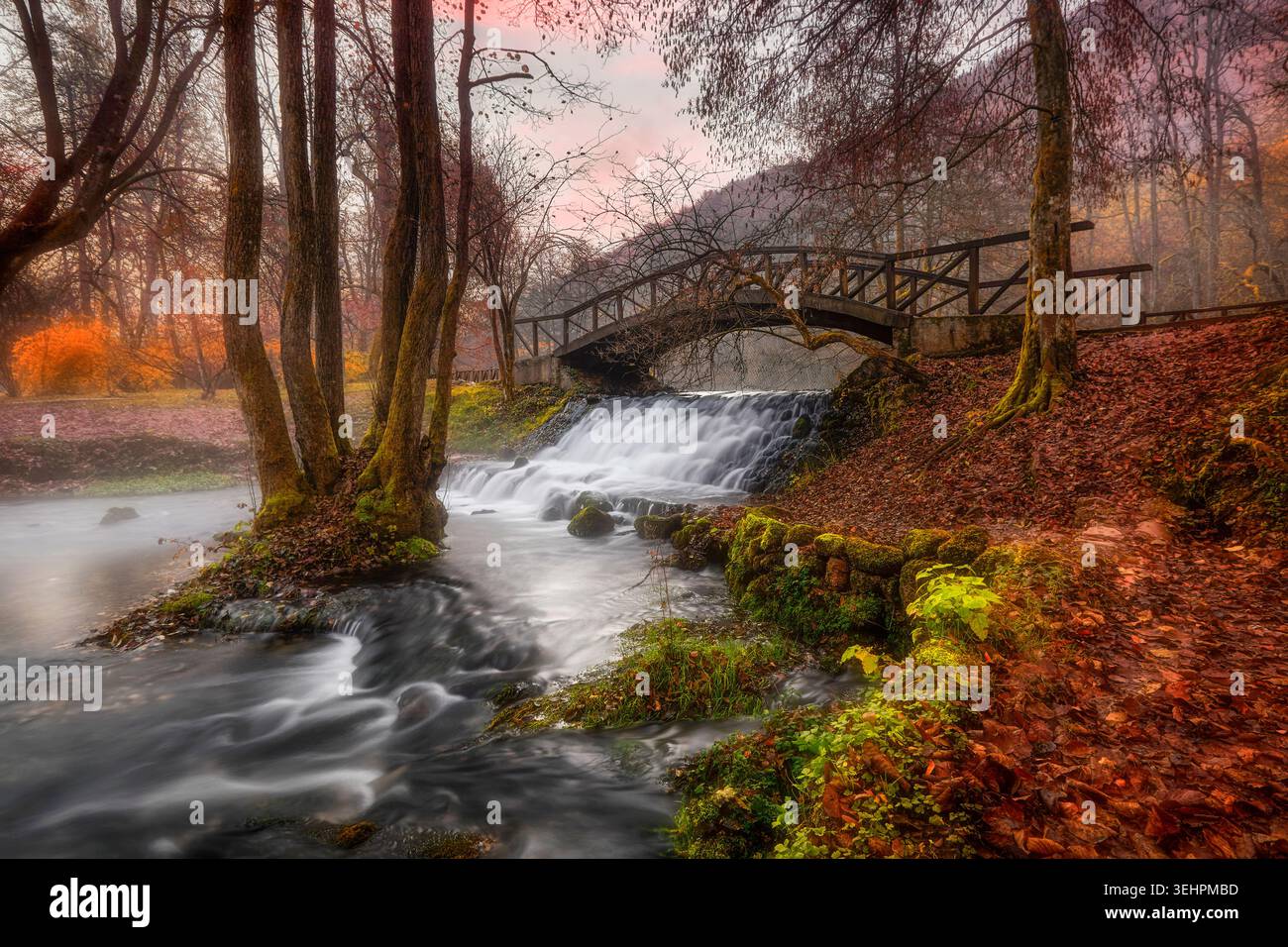 Pont en bois et ruisseau d'automne à Vrelo Bosne en Bosnie-Herzégovine Banque D'Images