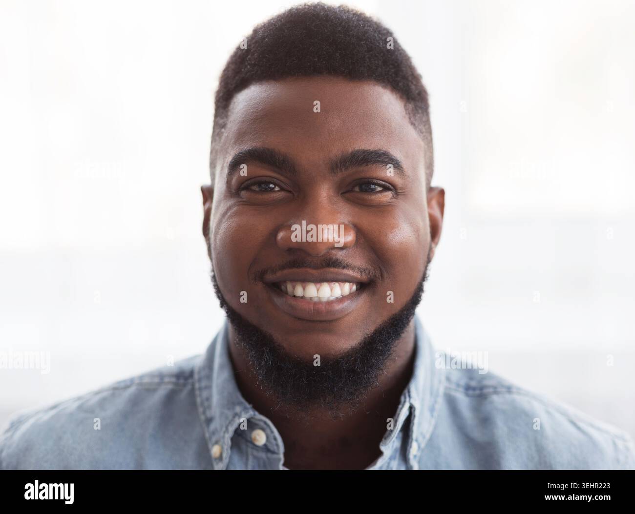 Closeup portrait of happy handsome african american man Banque D'Images