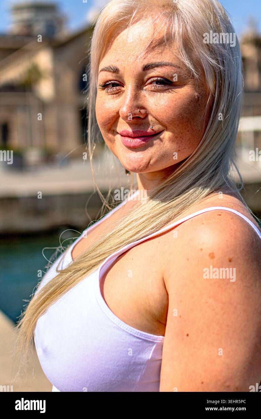 Femme blonde souriant à l'extérieur dans le débardeur Banque D'Images