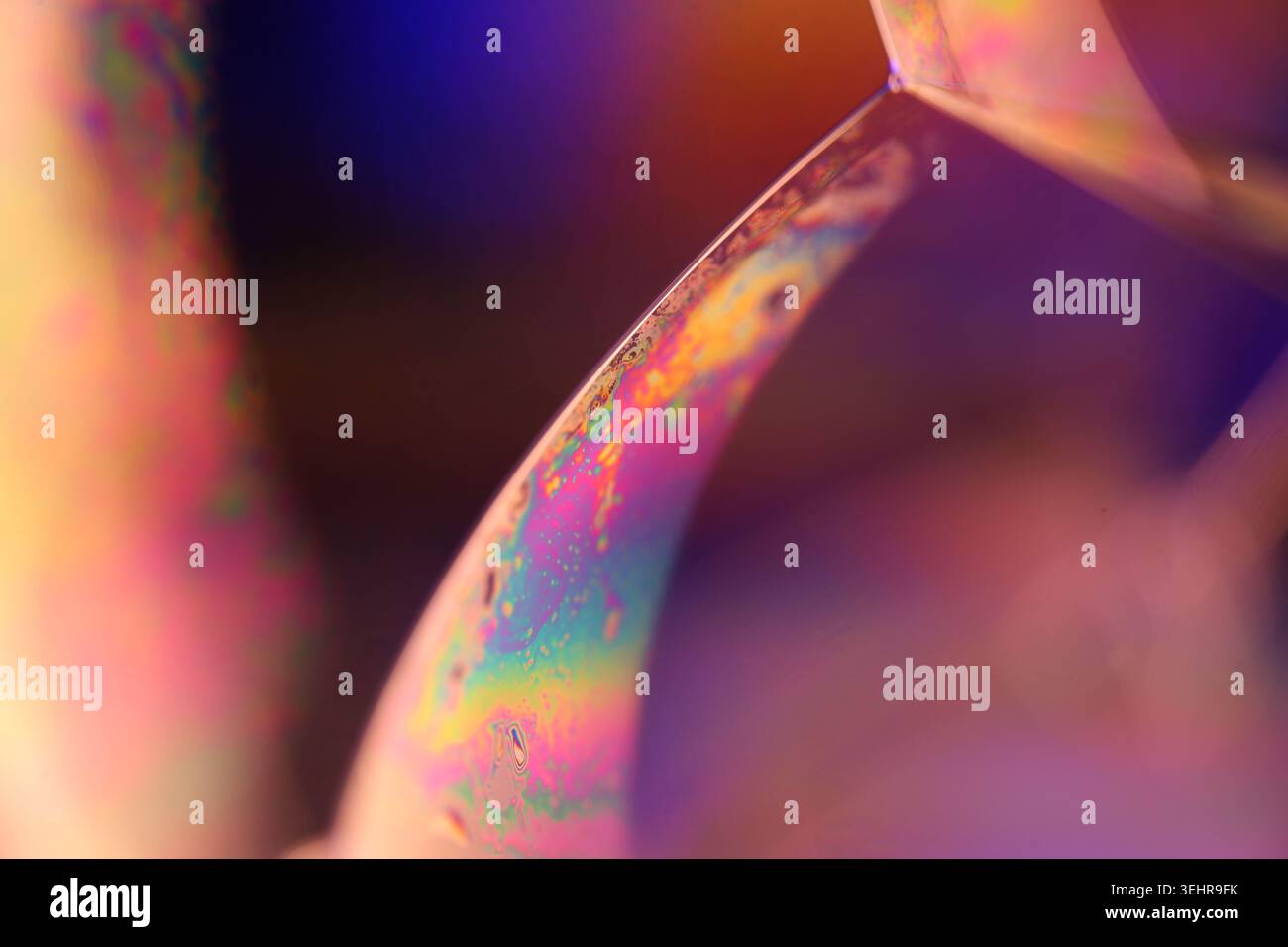 Plan macro abstrait d'avions liquides texturés avec éclairage orange et violet néon. Fond microscopique Banque D'Images