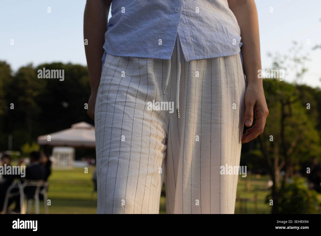 Gros plan de vêtements d'été en lin léger sous la lumière naturelle du soleil du soir. Mode minimale et concept esthétique vivant simple. Banque D'Images