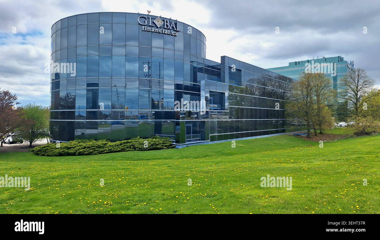 Toronto, ON, Canada - 30 avril 2026 : une vue mettant en valeur des immeubles de bureaux modernes avec extérieur en verre et pelouses bien entretenues et aménagement paysager pendant t Banque D'Images