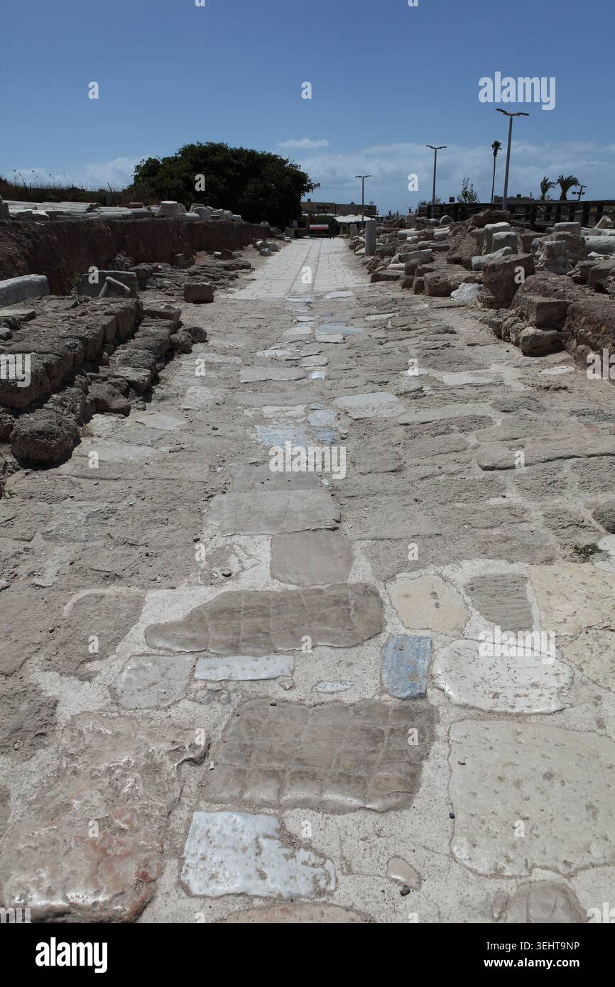 Rue principale est ouest de l'ère des croisés dans le 12ème siècle Césarée, sur le côté gauche était le marché, la rue allait de la porte est au port.. Banque D'Images
