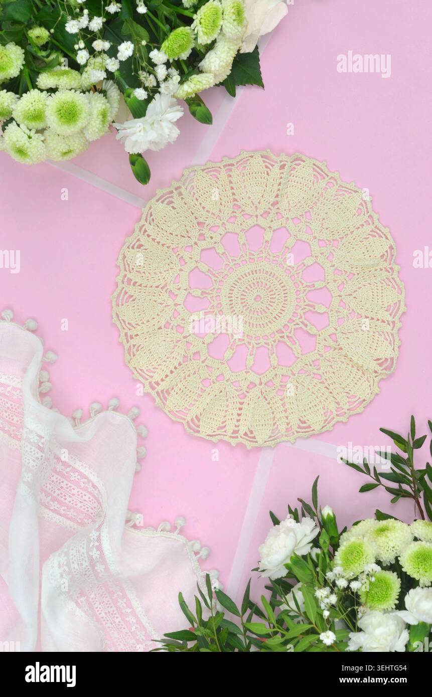 Doily jaune et deux gros bouquets de fleurs blanches sur fond rose. Cérémonie, décoration, mariage, occasion, féminin. Banque D'Images
