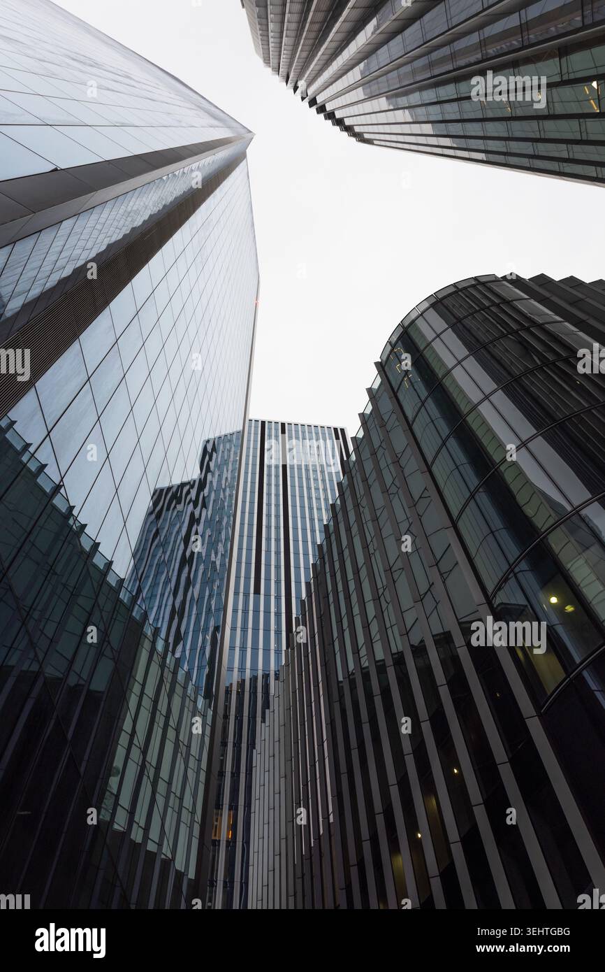 Vue en bas angle des gratte-ciels modernes dans le quartier financier Banque D'Images