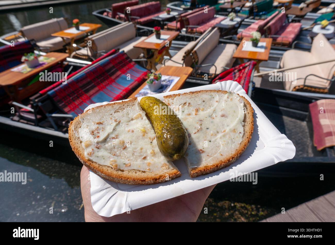 Griebenschmalz de grand-mère - saindoux tartiné sur pain avec des cornichons Spreewald : une tradition dans l'État de Brandebourg, en Allemagne Banque D'Images