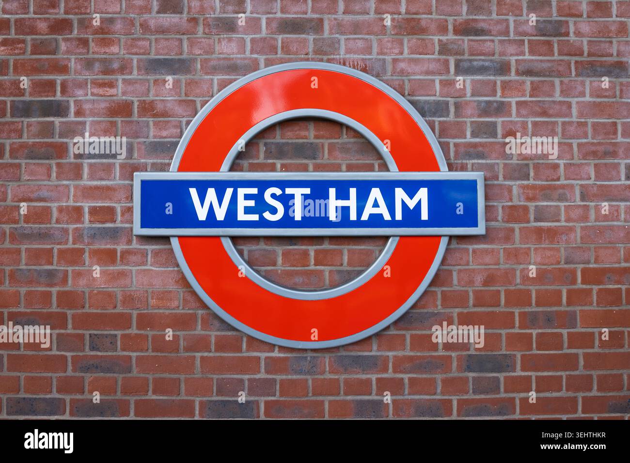 Panneau rond du métro londonien à la station West Ham. Londres, Royaume-Uni, 17 décembre 2023 Banque D'Images