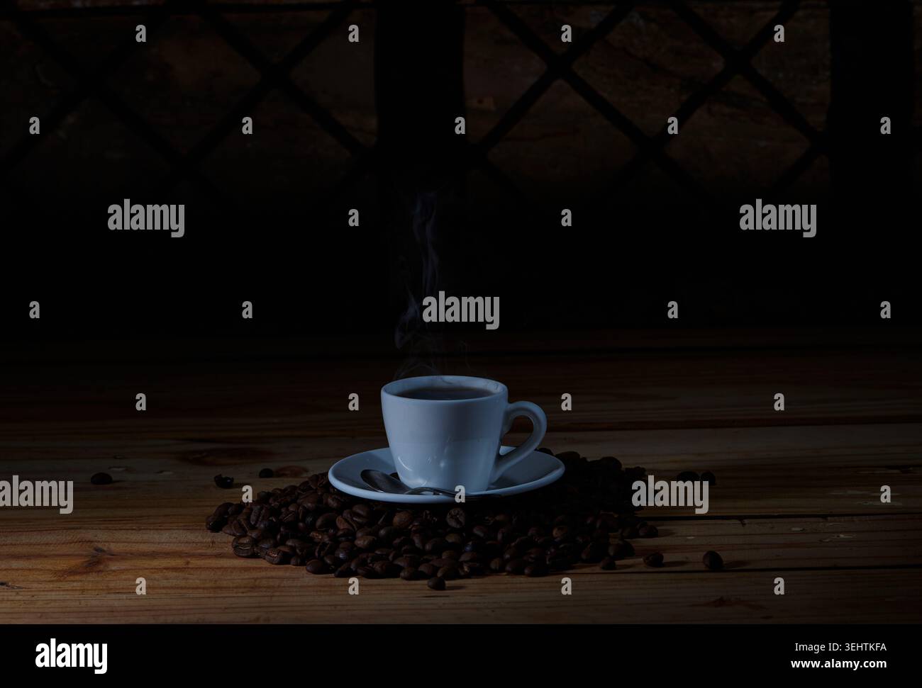 Moody Still Life de café chaud fraîchement préparé dans une tasse en céramique blanche avec vapeur visible. Banque D'Images