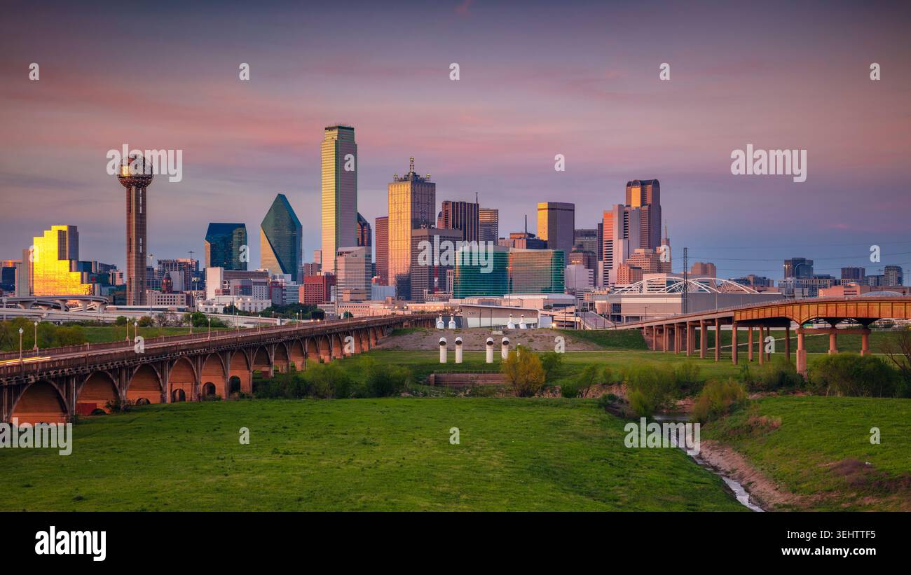 Dallas, Texas, États-Unis. Image de paysage urbain de Dallas, Texas au magnifique coucher de soleil printanier. Banque D'Images