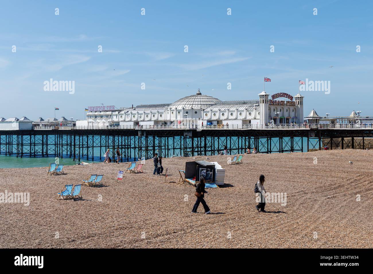 Brighton Pier et plage par une chaude journée. East Sussex, Royaume-Uni Banque D'Images