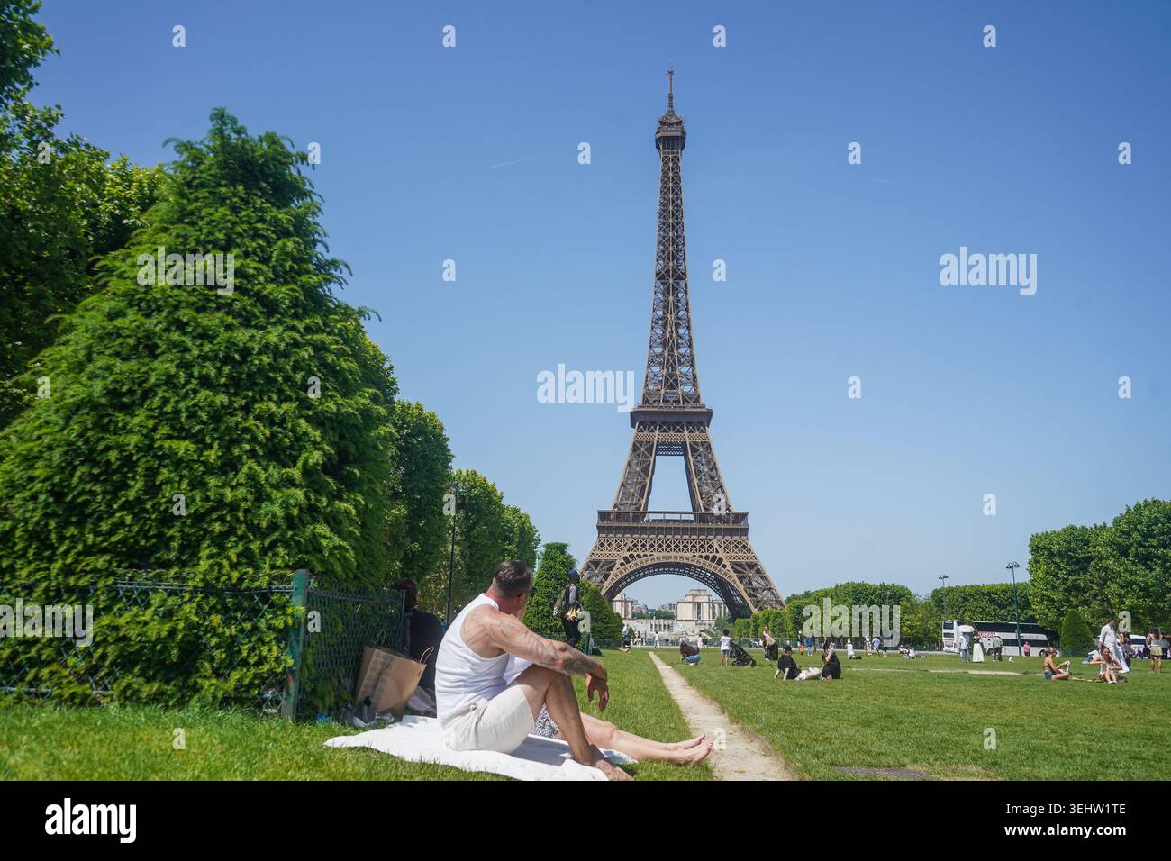 23 mai 2026 Paris France les gens profitent du soleil sur le champs de mars pendant une canicule Banque D'Images