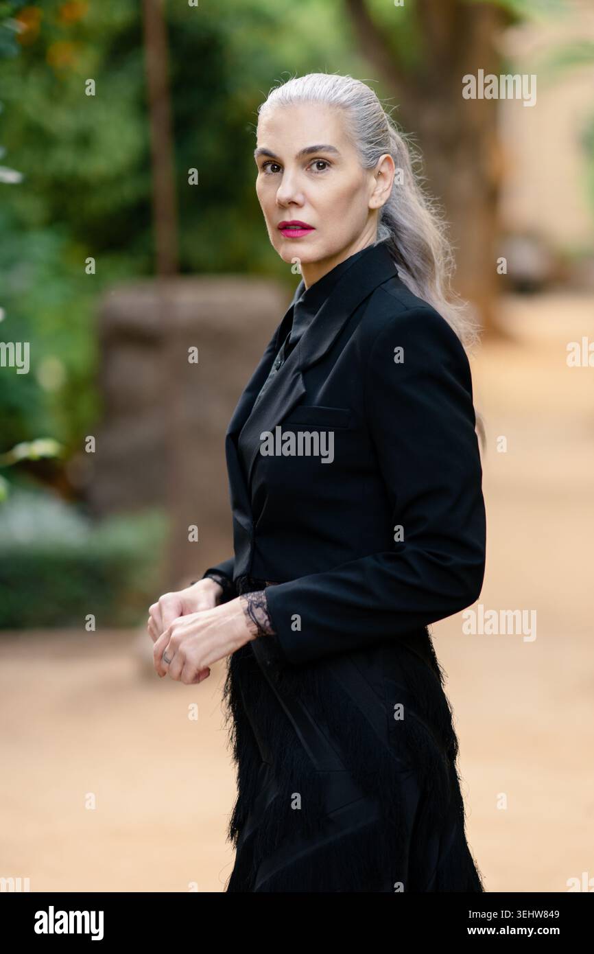 Femme gracieuse dans la lumière du soleil. Femme caucasienne élégante respire la confiance dans les vêtements élégants à l'extérieur Banque D'Images