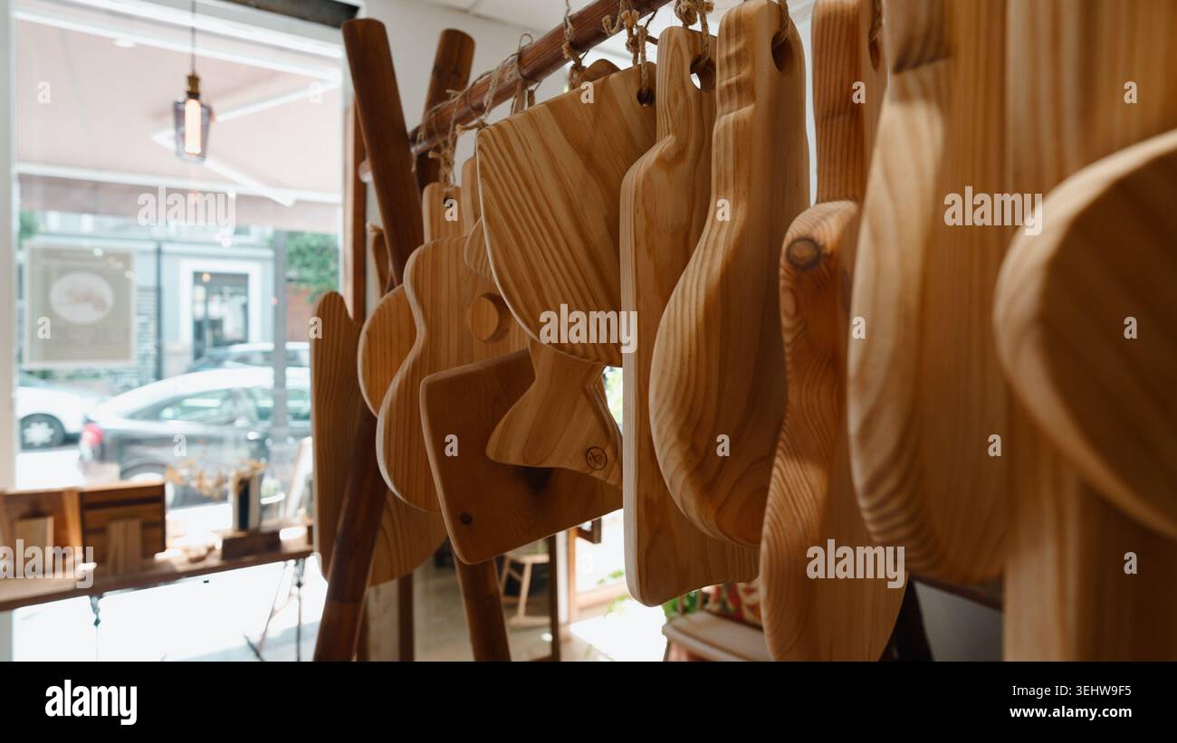 Planches à découper en bois fabriquées à la main affichant du grain naturel dans un atelier artisanal Banque D'Images