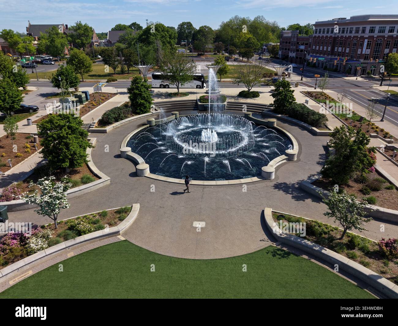 Fontaine vibrante dans un petit parc de la ville à Rock Hill, SC avec la marche piétonne à travers la scène Banque D'Images