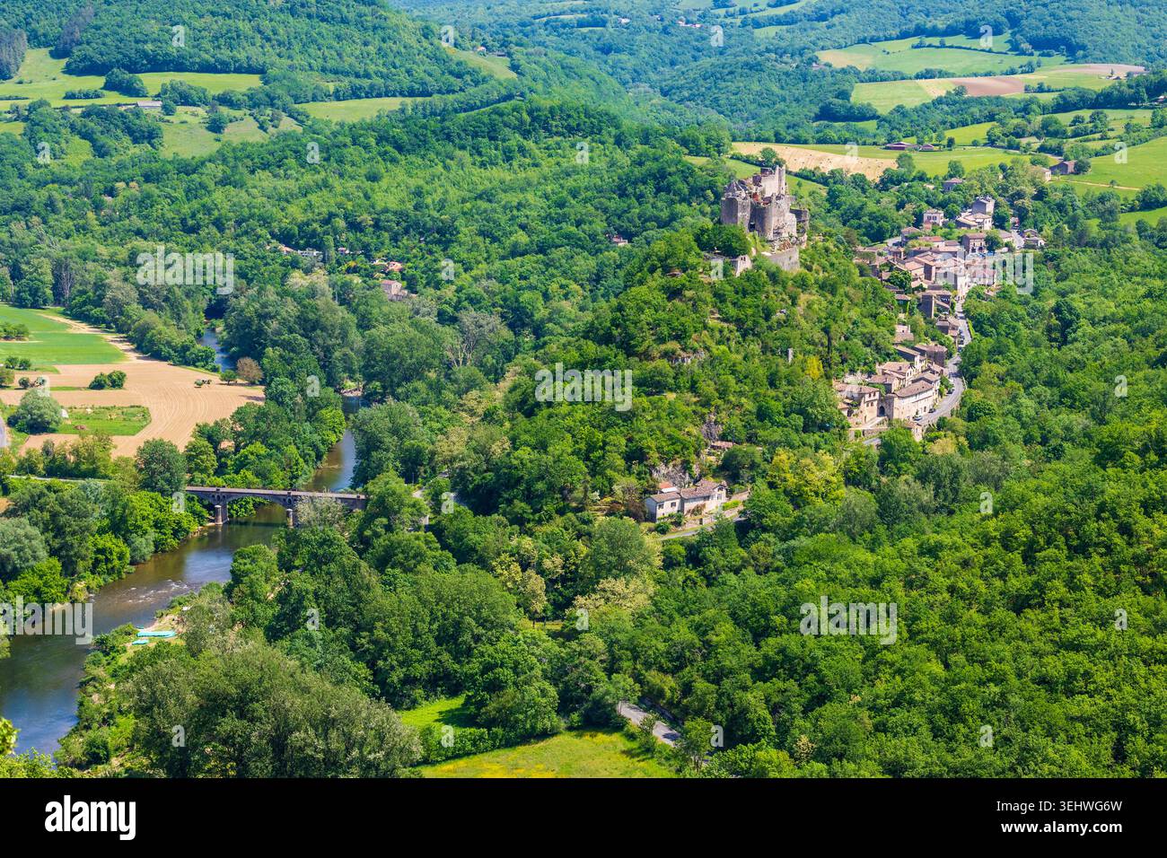 Château de Penne sur un éperon rocheux surplombant le village et la rivière Aveyron qui coule en contrebas Banque D'Images