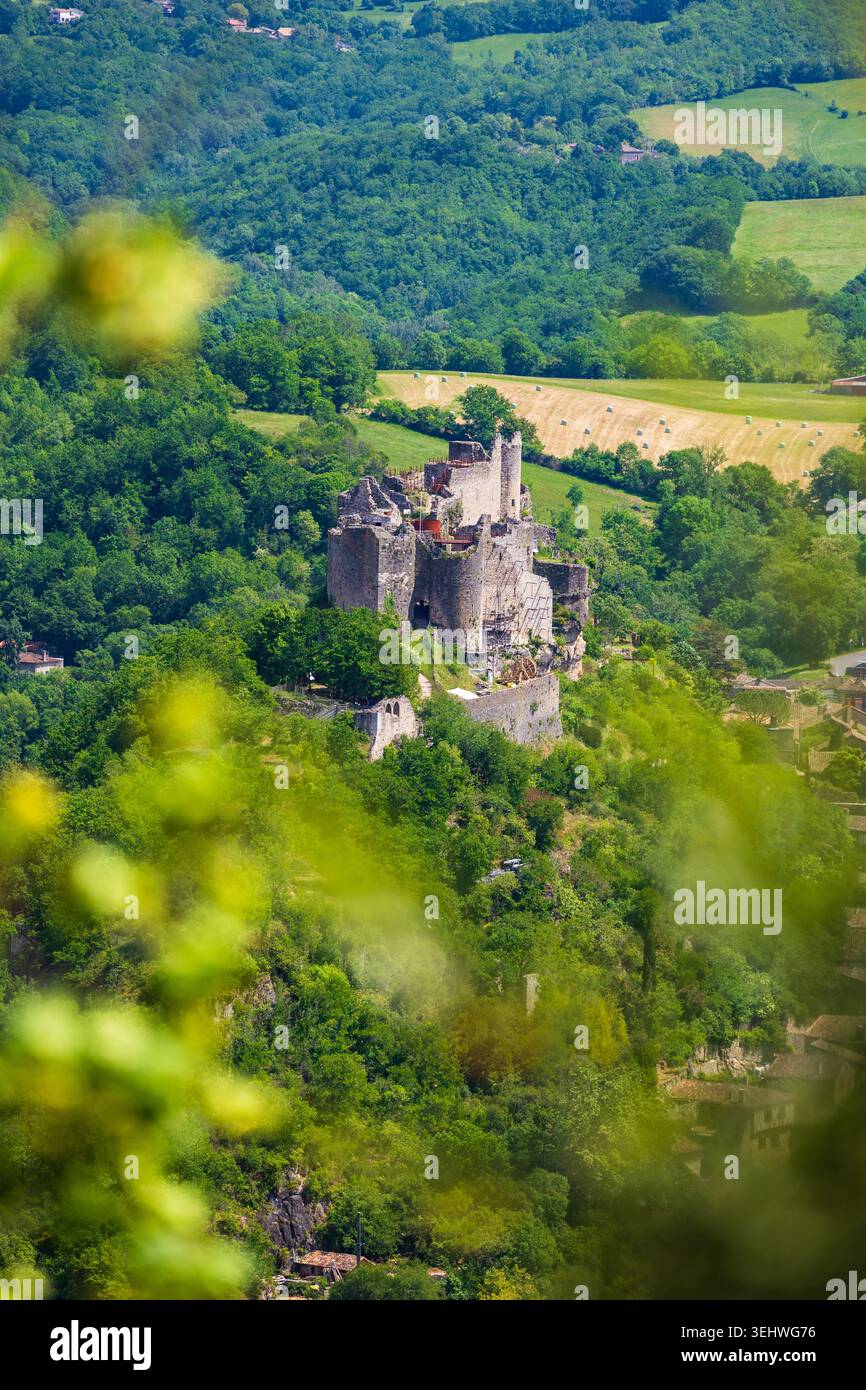 Château de Penne sur un éperon rocheux surplombant le village au coeur de la forêt de Grésigne et des Gorges de l'Aveyron Banque D'Images