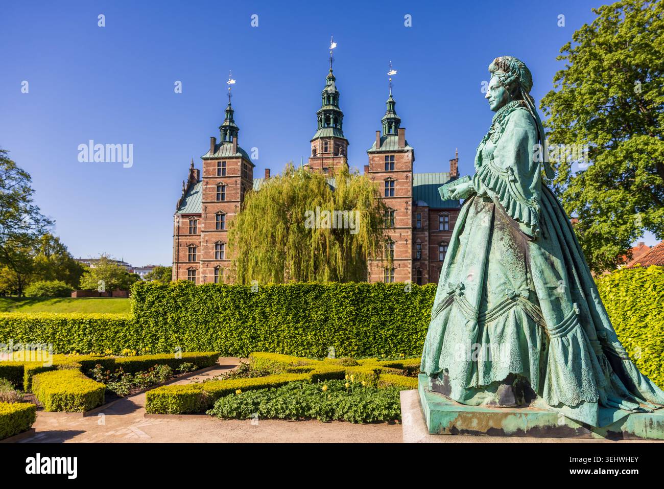 Statue de la reine Caroline Amélie avec le château de Rosenborg, Copenhague, Danemark Banque D'Images