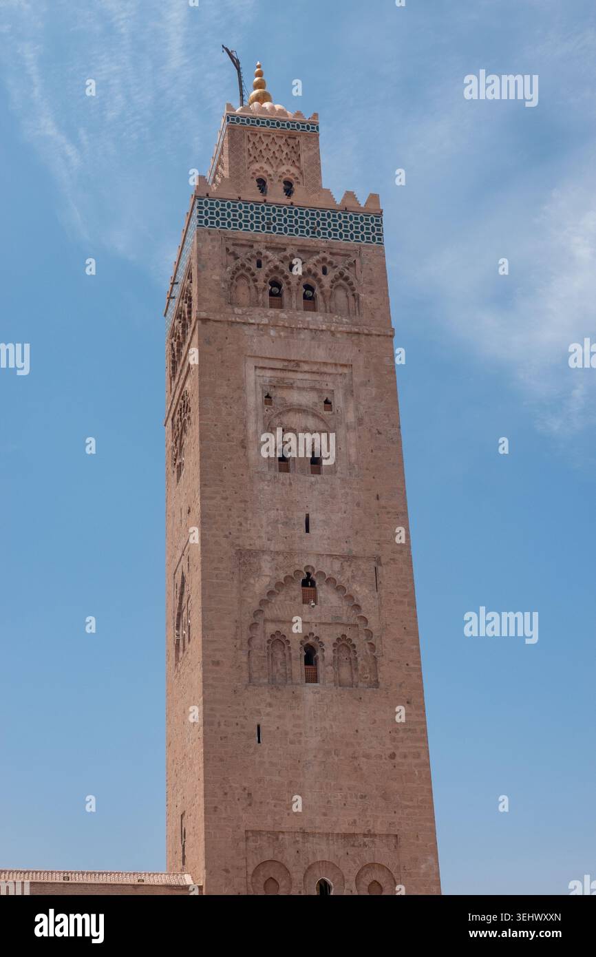 Le minaret historique de la mosquée Koutoubia à Marrakech, au Maroc, avec une architecture almohade complexe, pierre sculptée. Situé dans le quartier de la médina Banque D'Images
