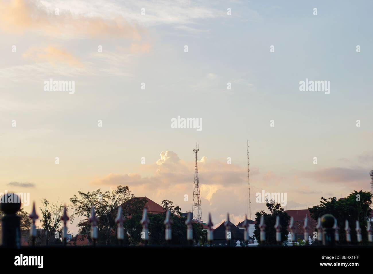 Ciel avec des nuages au-dessus d'une ligne d'horizon de la ville au coucher du soleil. Skyline de la ville. Golden Hour. Silhouette paisible. Beau paysage. Photo de haute qualité Banque D'Images