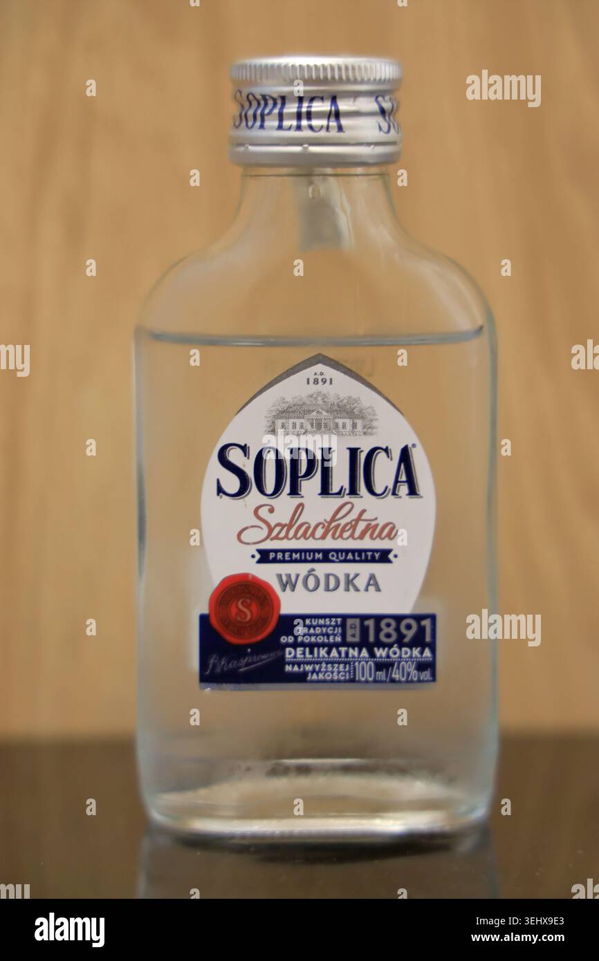 Une bouteille de Soplica Vodka, l'une des marques les plus anciennes et les plus célèbres de vodka polonaise. Varsovie, Pologne Banque D'Images