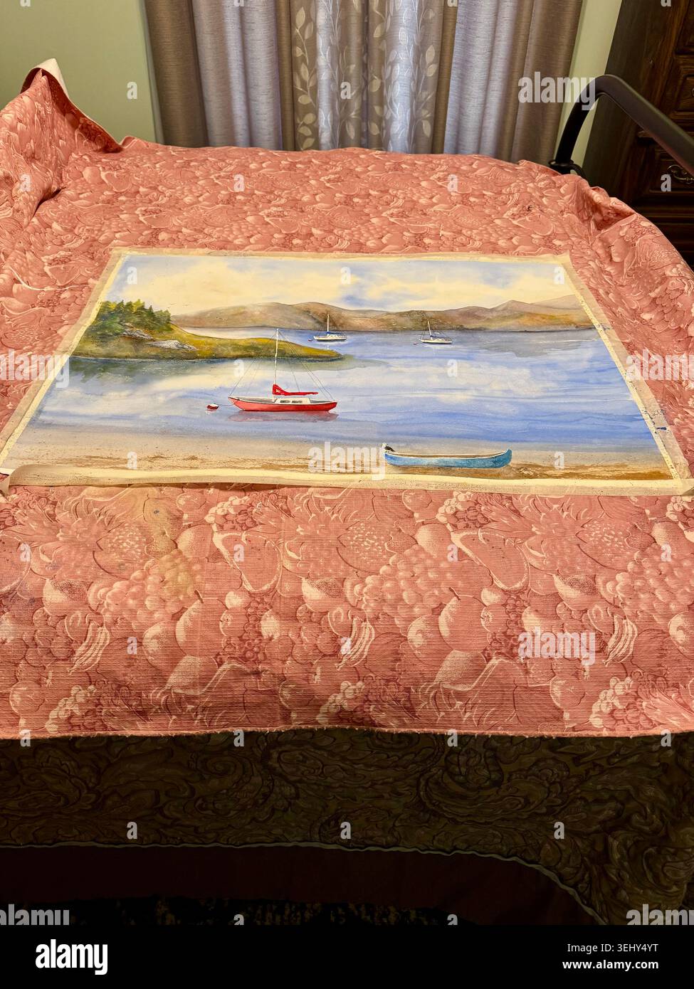 Grande peinture aquarelle originale scotchée à une nappe en plastique pour sécher tout en étant couché sur un lit à l'écart. Kansas, États-Unis Banque D'Images