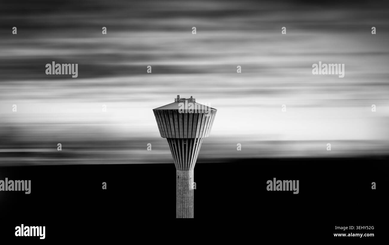 Solitary Water Tower in Motion Blur — Minimalist Black and White Fine Art Photography, Finlande Banque D'Images