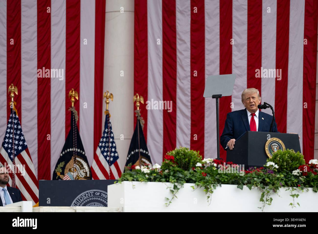 Arlington (États-Unis d'Amérique). 25 mai 2026. Arlington (États-Unis d'Amérique). 25 mai 2026. Le président américain Donald Trump prononce un discours lors de la célébration annuelle du Memorial Day à l'amphithéâtre du cimetière national d'Arlington, le 25 mai 2026 à Arlington, en Virginie. Crédit : Elizabeth Fraser/photo de l'armée américaine/Alamy Live News Banque D'Images