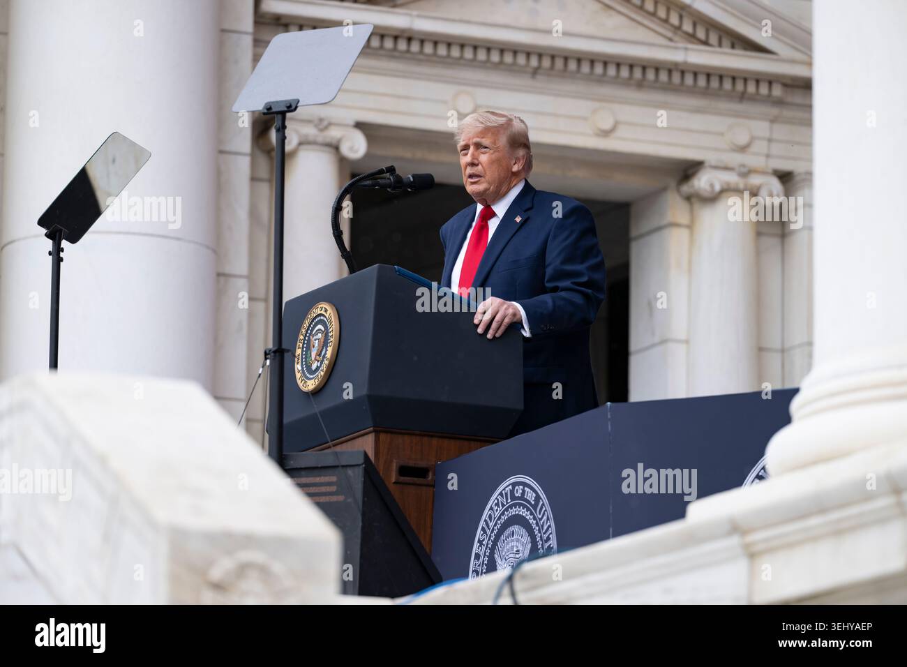 Arlington (États-Unis d'Amérique). 25 mai 2026. Arlington (États-Unis d'Amérique). 25 mai 2026. Le président américain Donald Trump prononce un discours lors de la célébration annuelle du Memorial Day à l'amphithéâtre du cimetière national d'Arlington, le 25 mai 2026 à Arlington, en Virginie. Crédit : Elizabeth Fraser/photo de l'armée américaine/Alamy Live News Banque D'Images