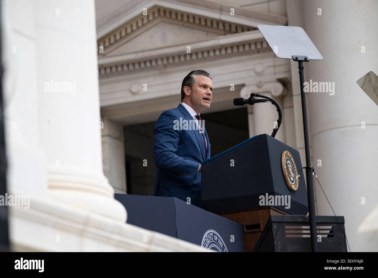 Arlington (États-Unis d'Amérique). 25 mai 2026. Arlington (États-Unis d'Amérique). 25 mai 2026. Le secrétaire américain à la Défense Pete Hegseth prononce un discours lors de la commémoration annuelle du Memorial Day à l'amphithéâtre du cimetière national d'Arlington, le 25 mai 2026 à Arlington, en Virginie. Crédit : Elizabeth Fraser/photo de l'armée américaine/Alamy Live News Banque D'Images
