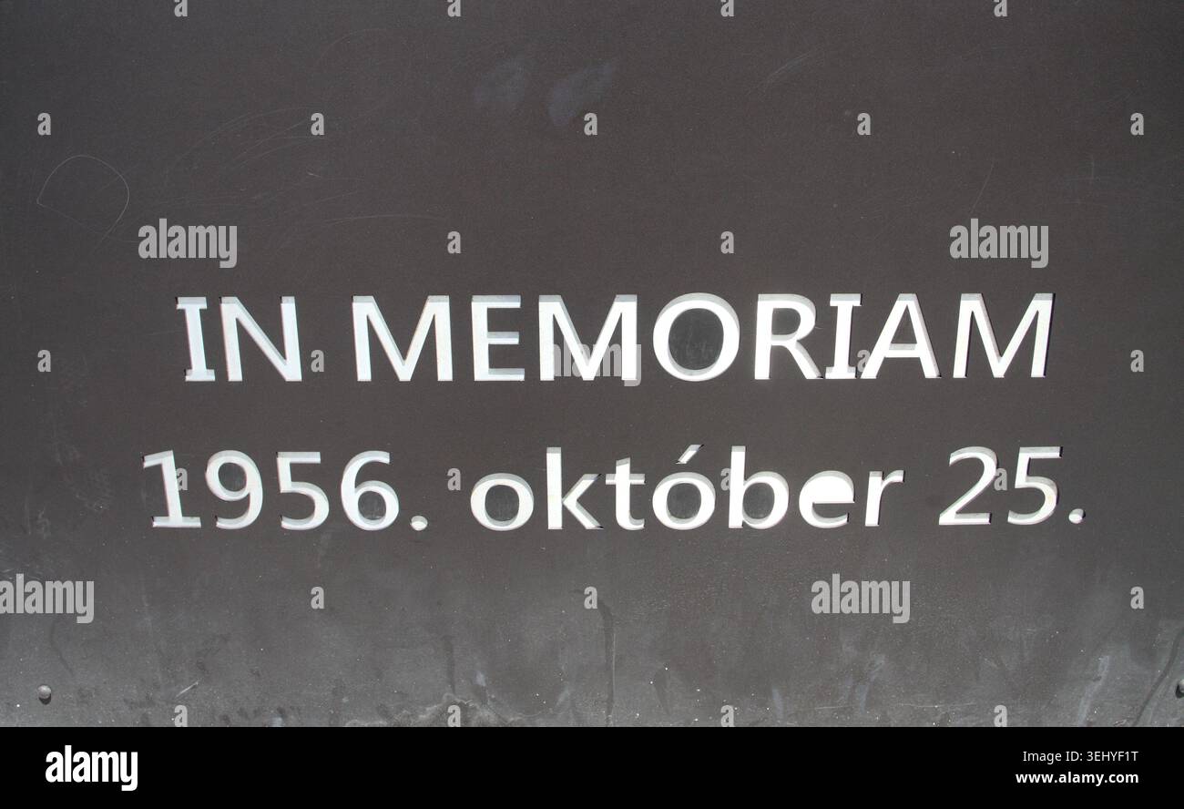 Budapest, Hongrie : plaque commémorative sur la place Kossuth, commémorant les victimes du massacre du 25 octobre 1956 pendant la Révolution hongroise Banque D'Images