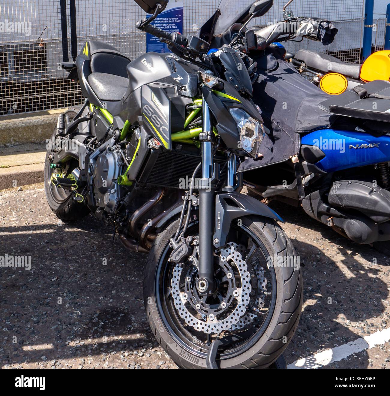 Gros plan moto Kawasaki Z650 garée Banque D'Images