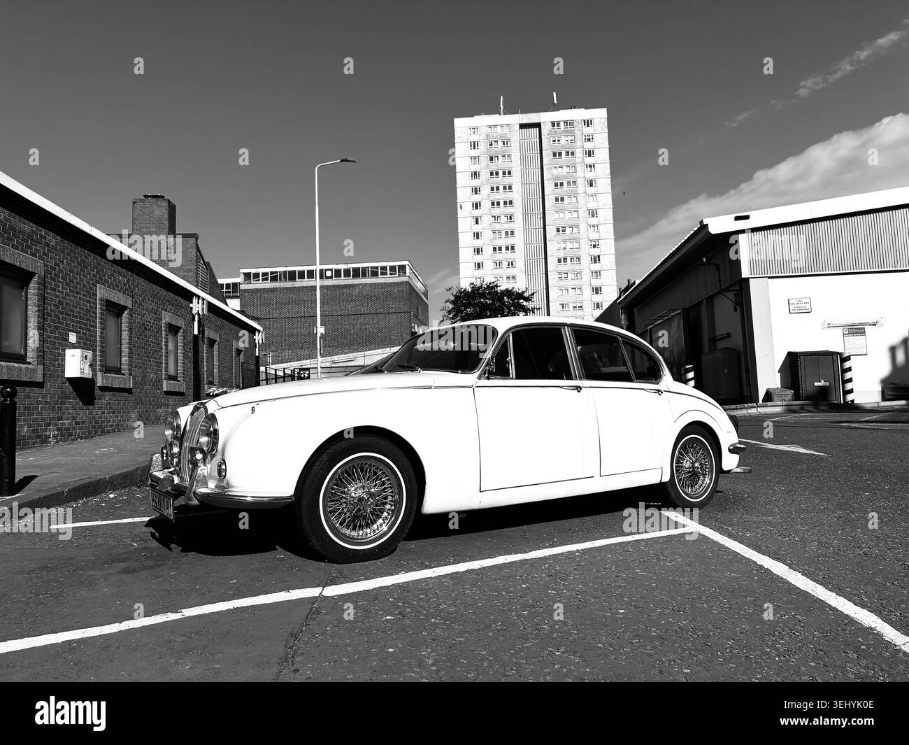 Berline Jaguar modèle 240 construite en 1968 vue stationnée à Leith à Édimbourg en Écosse en 2026 - Image de stock capturée avec un smartphone
