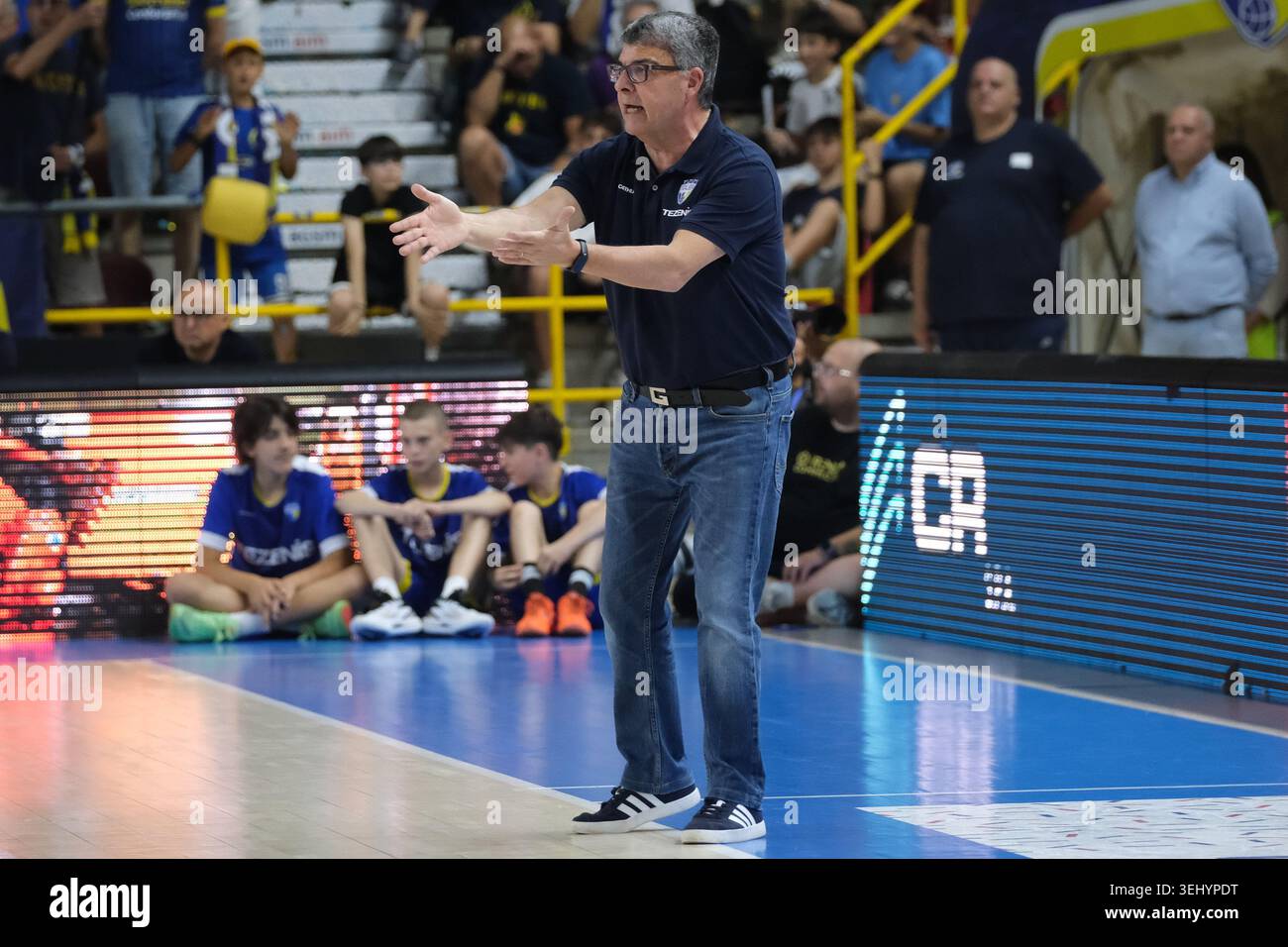 Alessandro Ramagli, entraîneur-chef de Tezenis Verona gestes lors du match de basket-ball entre Tezenis Verona et Flats Service Fortitudo Bologna, Leg Banque D'Images