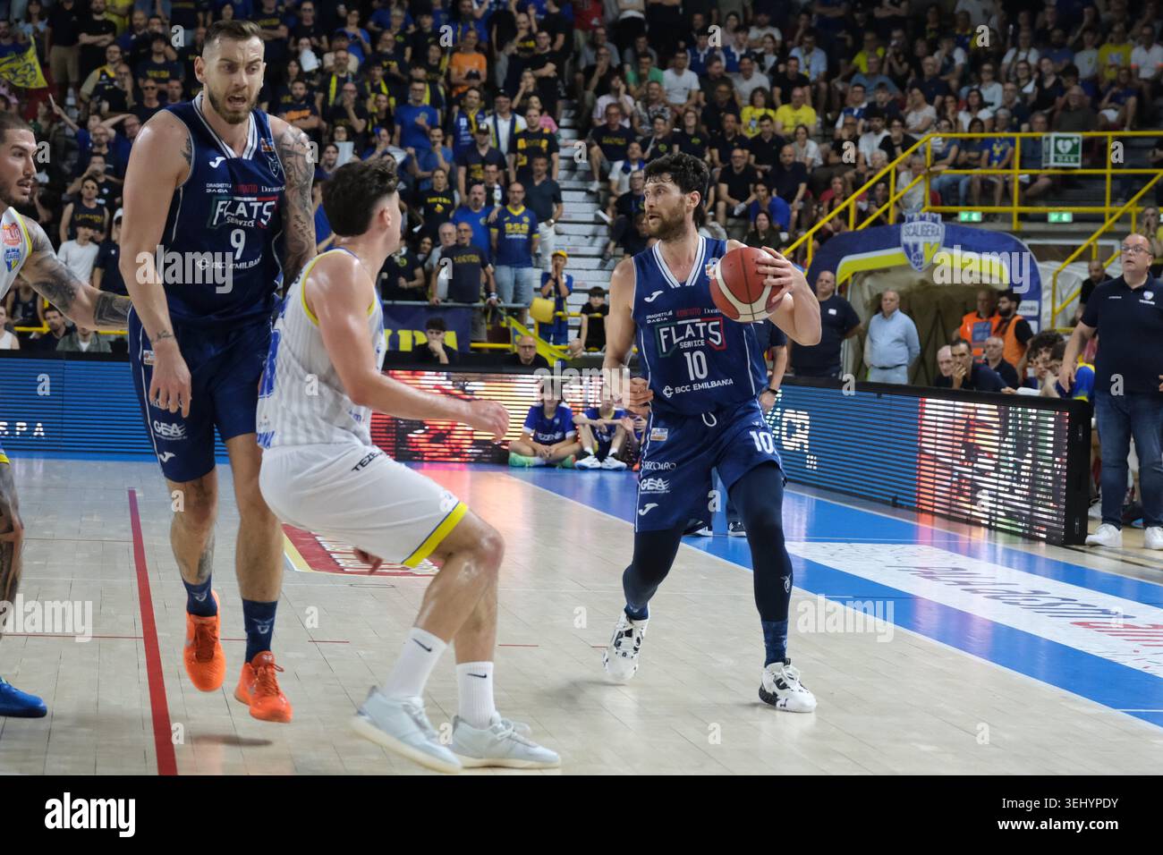 Matteo Imbr˜ de Flats Service Fortitudo Bologna porte le ballon lors du match de basket-ball entre Tezenis Verona et Flats Service Fortitudo Bologn Banque D'Images