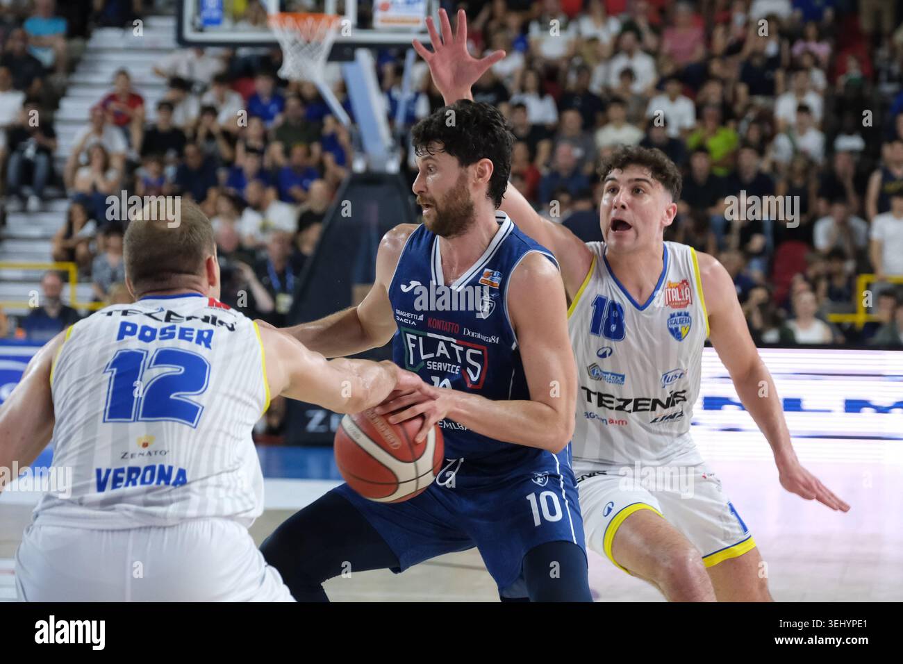 Matteo Imbr˜ de Flats Service Fortitudo Bologna contrasté par Federico Zampini de Tezenis Verona lors du match de basket-ball entre Tezenis Verona an Banque D'Images