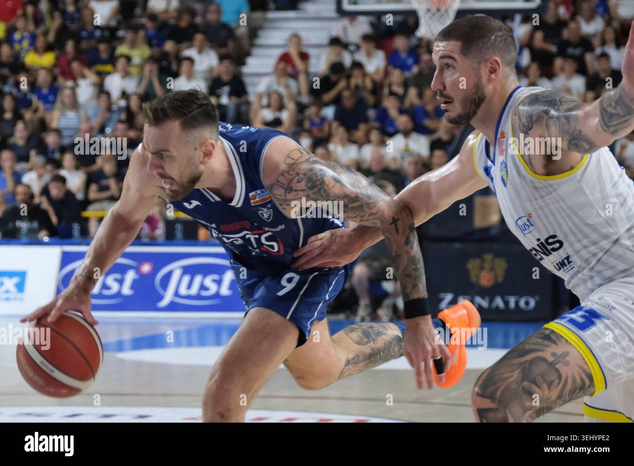 Paulis Sorokas de Flats Service Fortitudo Bologna contrasté par Justin Johson de Tezenis Verona lors du match de basket-ball entre Tezenis Verona et Banque D'Images