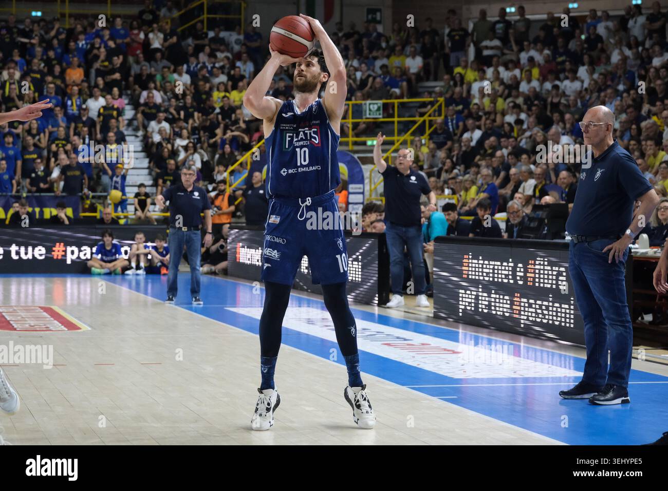 Matteo Imbr˜ de Flats Service Fortitudo Bologna sur le coup de feu lors du match de basket entre Tezenis Verona et Flats Service Fortitudo Bologna, le Banque D'Images