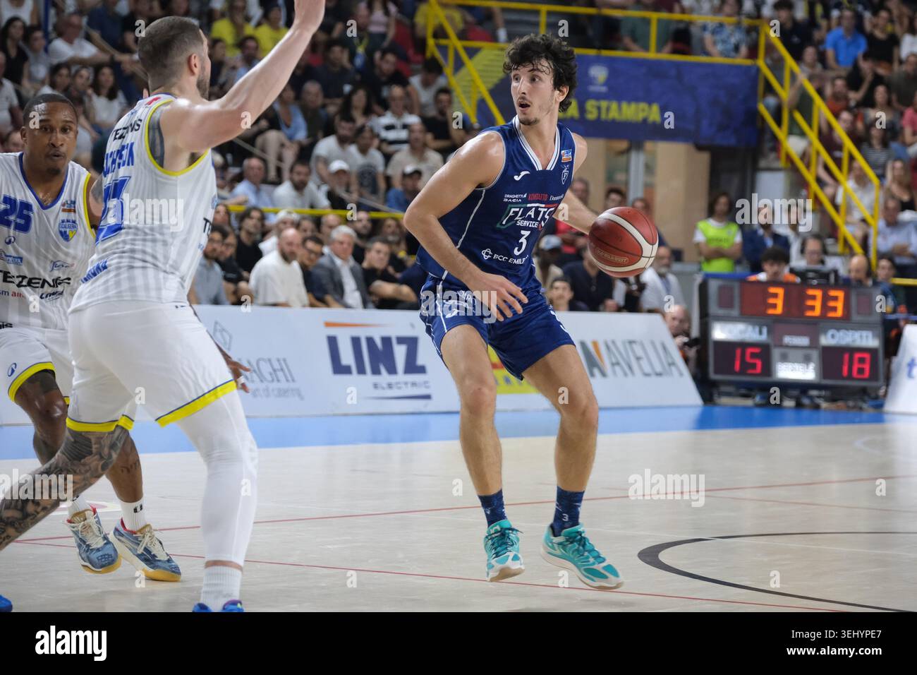Alvise Sarto de Flats Service Fortitudo Bologna porte le ballon lors du match de basket-ball entre Tezenis Verona et Flats Service Fortitudo Bologn Banque D'Images